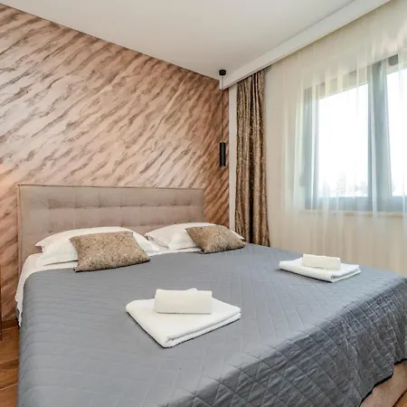 In With A Heated Pool And Complete Privacy - By Ta Leut Agency Vila *