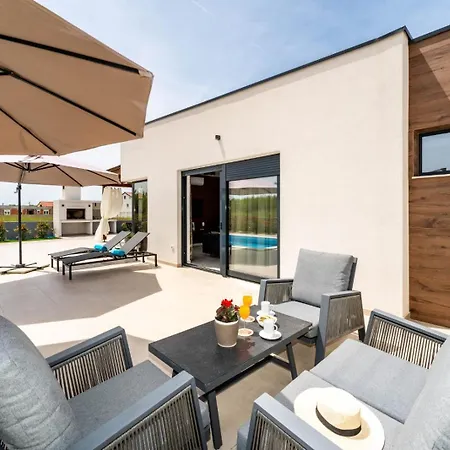 In With A Heated Pool And Complete Privacy - By Ta Leut Agency Vila Privlaka (Zadar)
