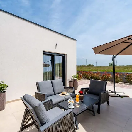 In With A Heated Pool And Complete Privacy - By Ta Leut Agency Privlaka (Zadar)