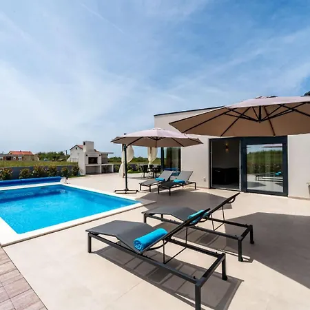 In With A Heated Pool And Complete Privacy - By Ta Leut Agency Vila