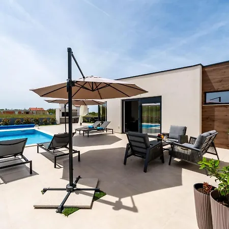 In With A Heated Pool And Complete Privacy - By Ta Leut Agency Vila *