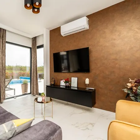 Vila In With A Heated Pool And Complete Privacy - By Ta Leut Agency *