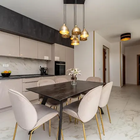 In With A Heated Pool And Complete Privacy - By Ta Leut Agency *