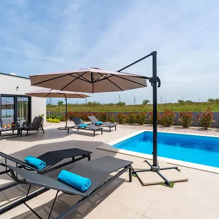 Vila In With A Heated Pool And Complete Privacy - By Ta Leut Agency