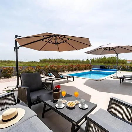 Vila In With A Heated Pool And Complete Privacy - By Ta Leut Agency *