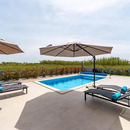 In With A Heated Pool And Complete Privacy - By Ta Leut Agency *