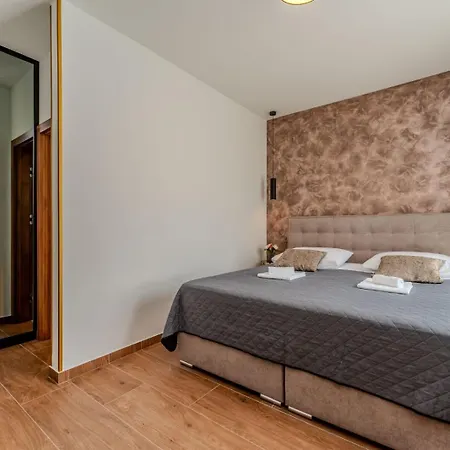 With A Heated Pool And Complete Privacy - By Ta Leut Privlaka (Zadar)