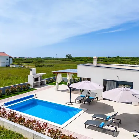In With A Heated Pool And Complete Privacy - By Ta Leut Agency Vila *