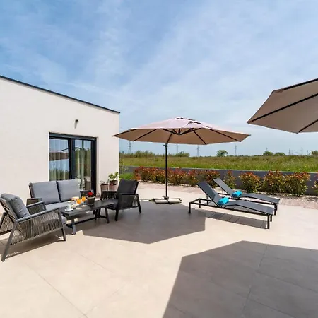 Vila In With A Heated Pool And Complete Privacy - By Ta Leut Agency *