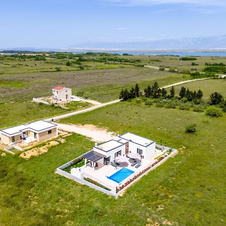 In With A Heated Pool And Complete Privacy - By Ta Leut Agency Vila