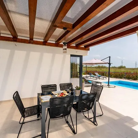 Vila In With A Heated Pool And Complete Privacy - By Ta Leut Agency