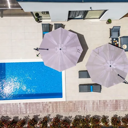 In With A Heated Pool And Complete Privacy - By Ta Leut Agency Vila *