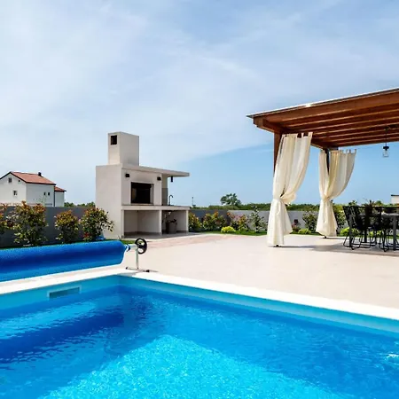 With A Heated Pool And Complete Privacy - By Ta Leut *