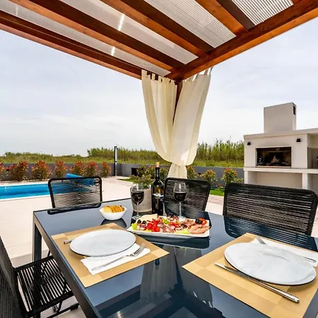 Vila In With A Heated Pool And Complete Privacy - By Ta Leut Agency *
