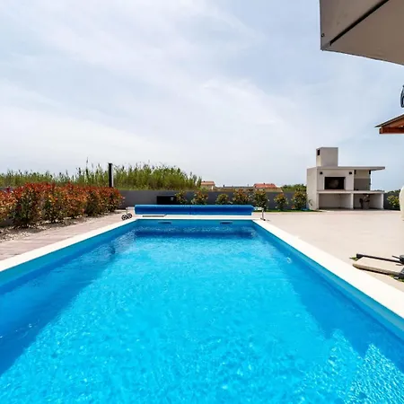 In With A Heated Pool And Complete Privacy - By Ta Leut Agency Vila *