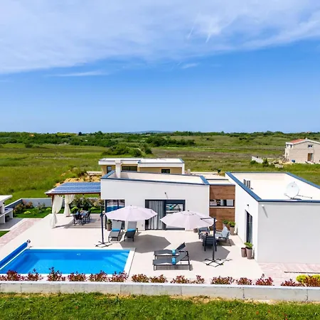 With A Heated Pool And Complete Privacy - By Ta Leut Villa *