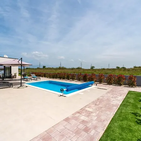 Vila In With A Heated Pool And Complete Privacy - By Ta Leut Agency *