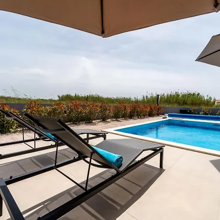 In With A Heated Pool And Complete Privacy - By Ta Leut Agency