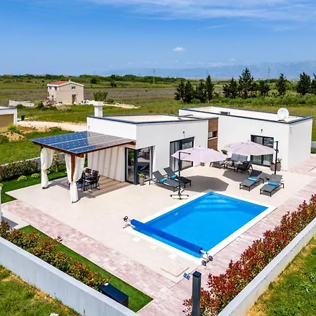 In With A Heated Pool And Complete Privacy - By Ta Leut Agency Вилла