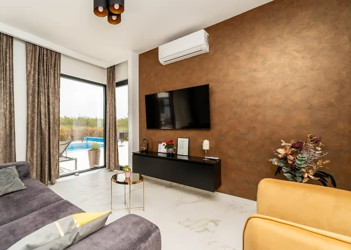 Вилла In With A Heated Pool And Complete Privacy - By Ta Leut Agency *