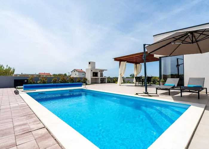 Вилла In With A Heated Pool And Complete Privacy - By Ta Leut Agency Привлака