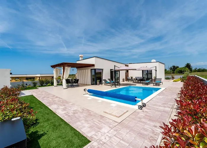 In With A Heated Pool And Complete Privacy - By Ta Leut Agency * Привлака