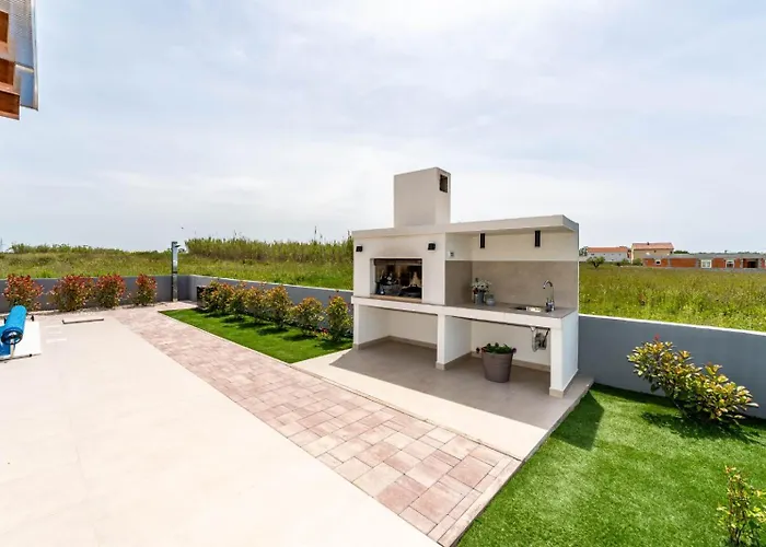 In With A Heated Pool And Complete Privacy - By Ta Leut Agency Привлака