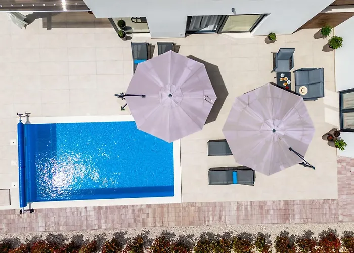In With A Heated Pool And Complete Privacy - By Ta Leut Agency Вилла *