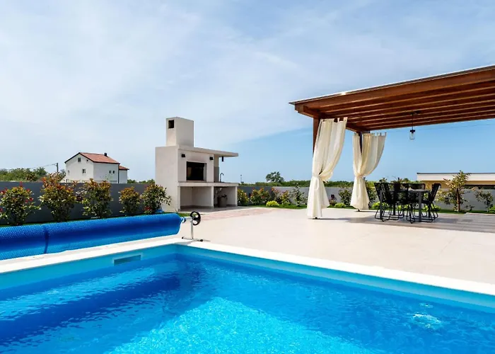In With A Heated Pool And Complete Privacy - By Ta Leut Agency *