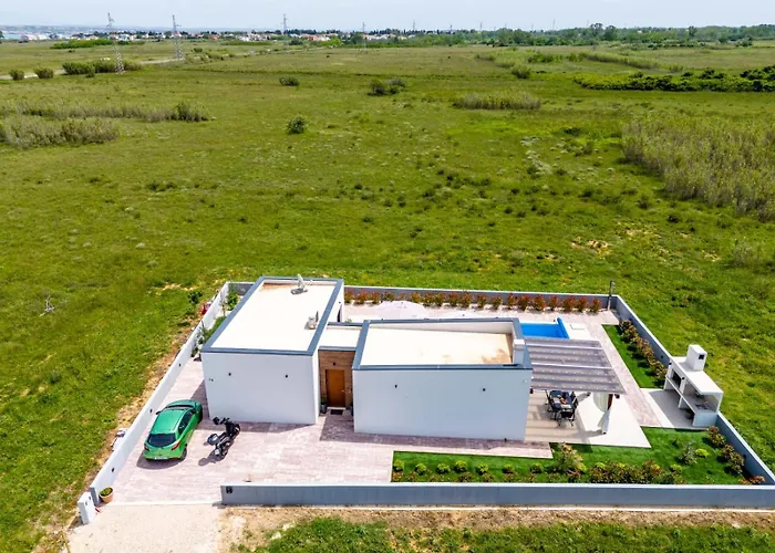 Вилла In With A Heated Pool And Complete Privacy - By Ta Leut Agency Привлака