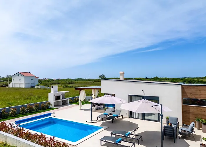 In With A Heated Pool And Complete Privacy - By Ta Leut Agency Привлака