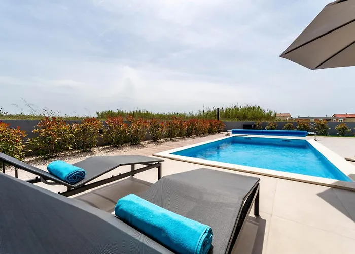 Вилла In With A Heated Pool And Complete Privacy - By Ta Leut Agency Привлака