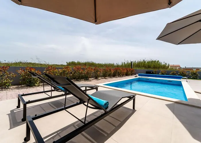 In With A Heated Pool And Complete Privacy - By Ta Leut Agency