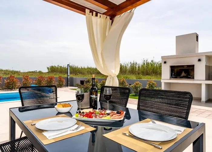 Вилла In With A Heated Pool And Complete Privacy - By Ta Leut Agency Привлака