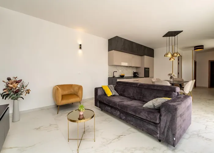 In With A Heated Pool And Complete Privacy - By Ta Leut Agency
