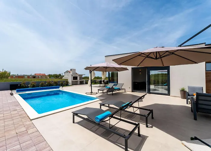 In With A Heated Pool And Complete Privacy - By Ta Leut Agency Vila