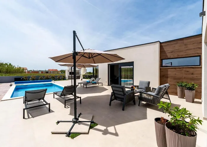 In With A Heated Pool And Complete Privacy - By Ta Leut Agency Vila *