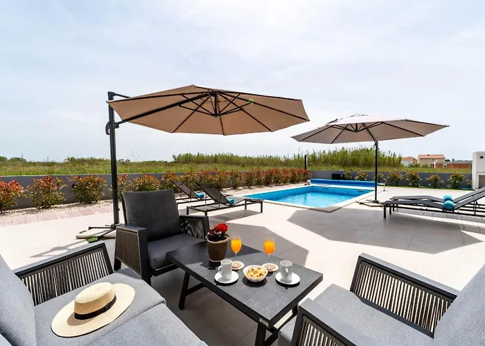Vila In With A Heated Pool And Complete Privacy - By Ta Leut Agency *