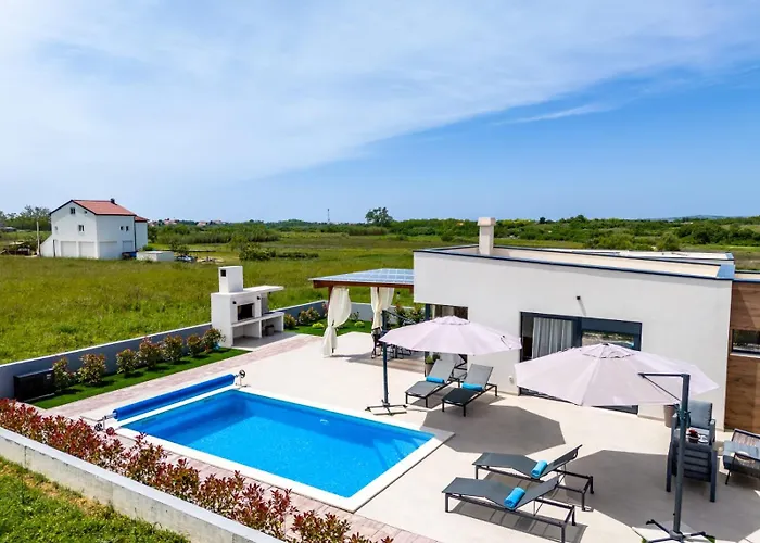 In With A Heated Pool And Complete Privacy - By Ta Leut Agency Vila *