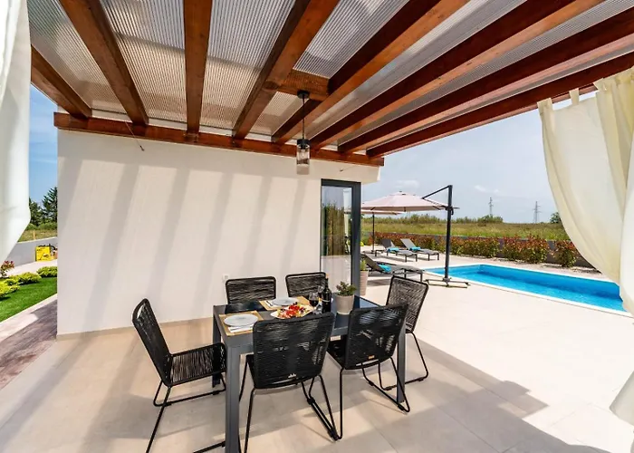 Vila In With A Heated Pool And Complete Privacy - By Ta Leut Agency