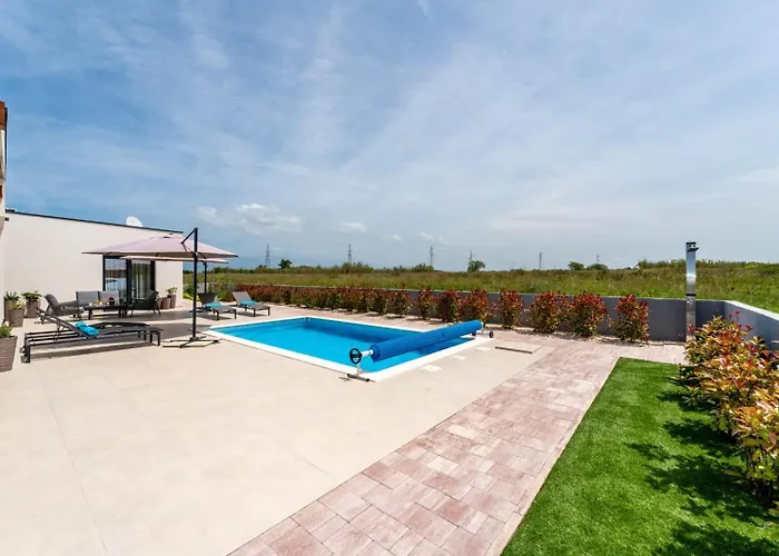 Vila In With A Heated Pool And Complete Privacy - By Ta Leut Agency *
