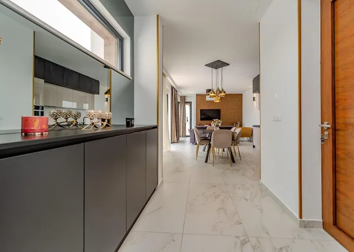 In With A Heated Pool And Complete Privacy - By Ta Leut Agency Vila